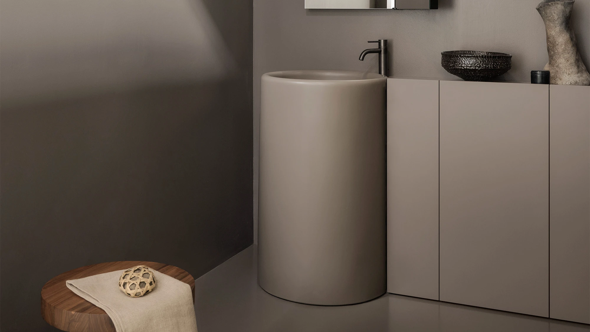Отдельностоящая раковина Itaca с напольной тумбой 128. Ceramica Cielo