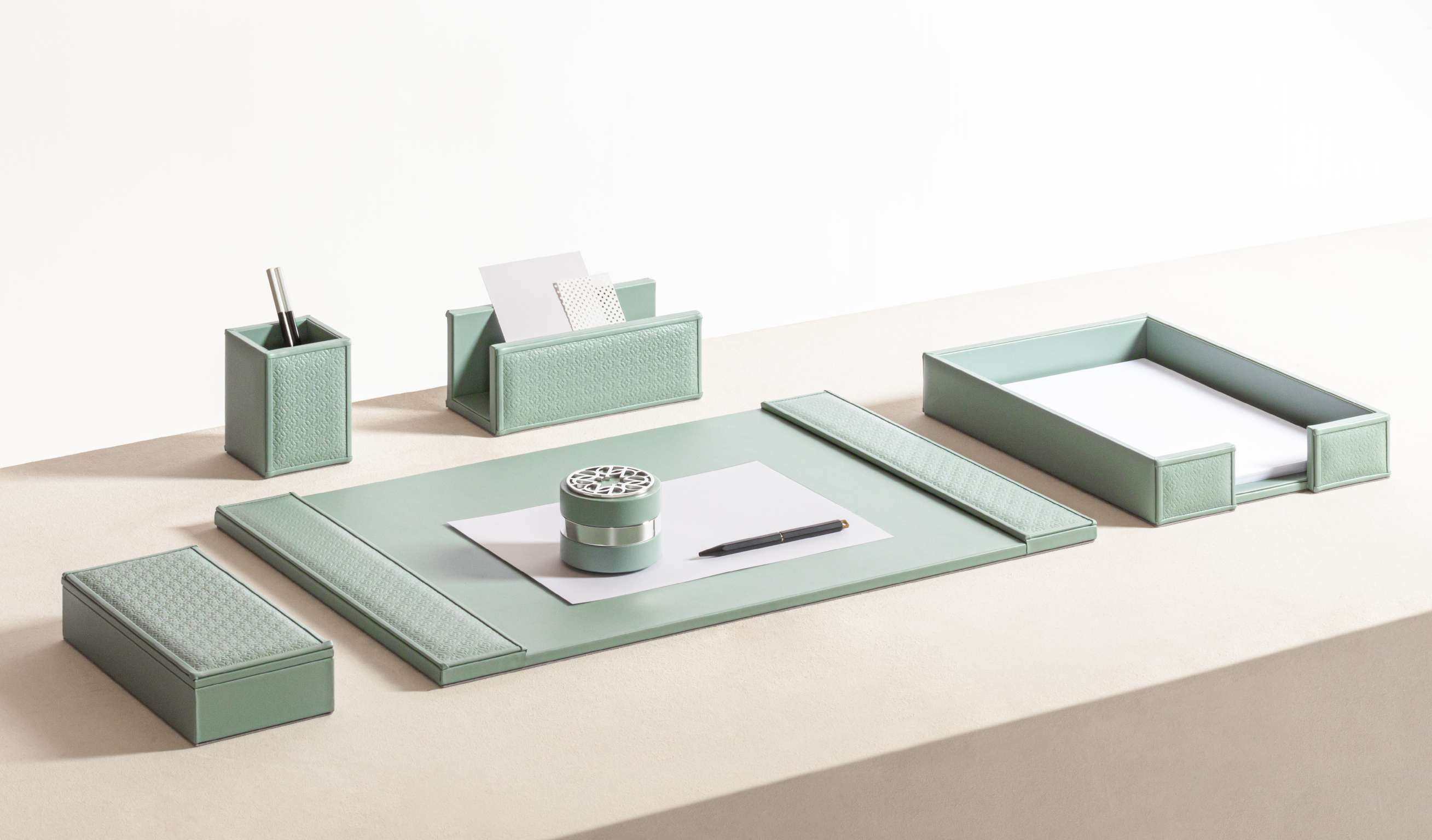 Настольные аксессуары Monogram