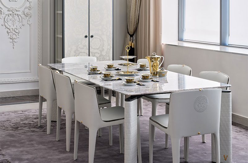 Versace Home обеденный стол V-Marble, стул Medusa Trono от Antonovich Home