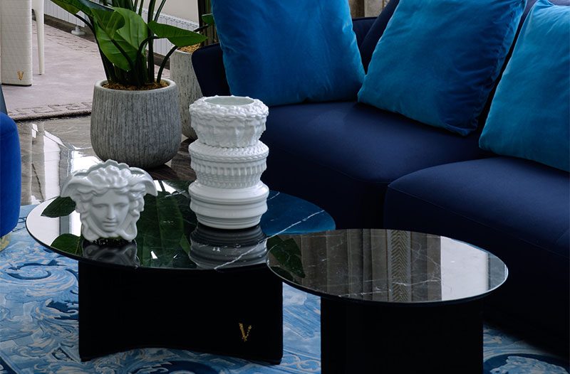 Versace Home диван Godness, кофейный столик V-Marble, вазы от Antonovich Home