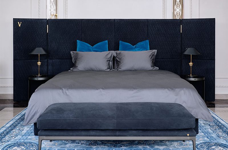 Versace Home кровать V-king, прикроватная скамья Stiletto от Antonovich Home
