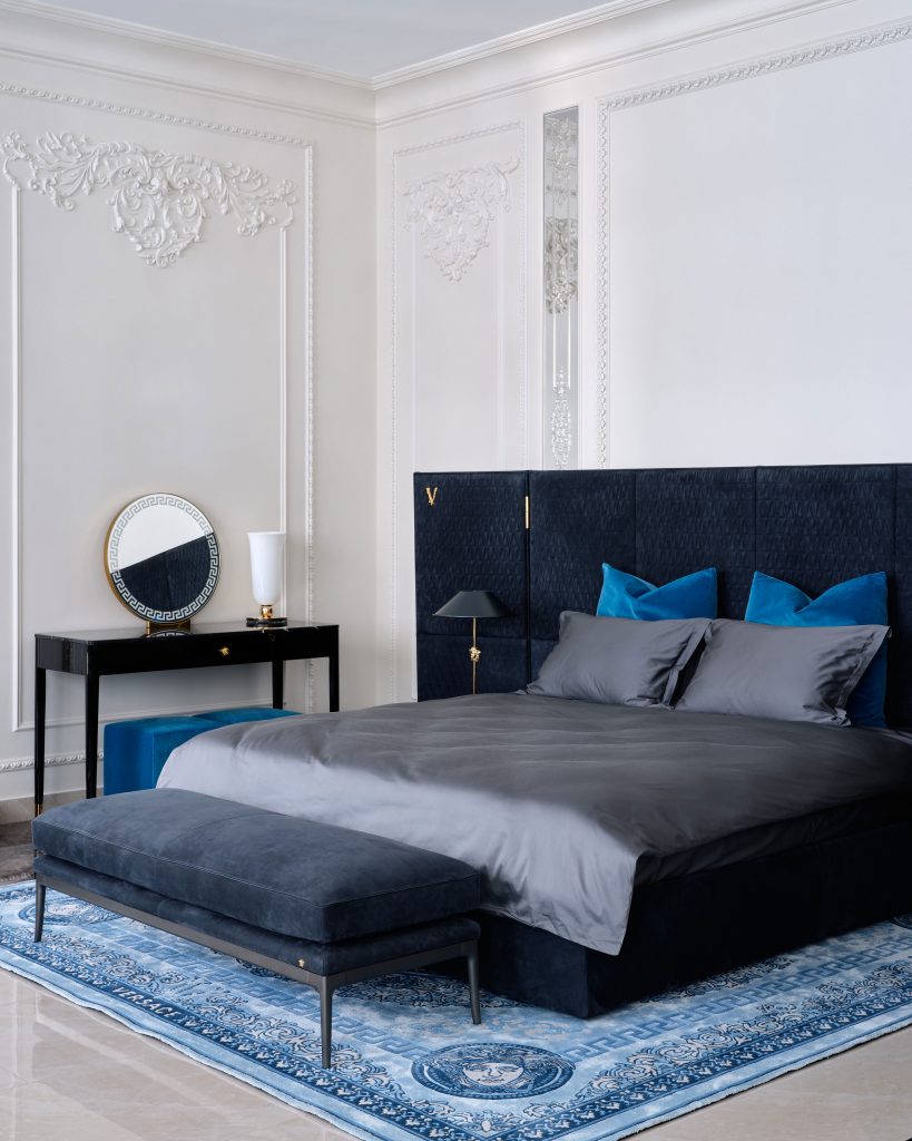 Versace Home кровать V-king, прикроватная скамья Stiletto от Antonovich Home