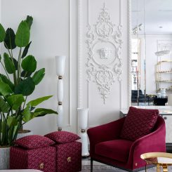 Versace Home кресло Stiletto, пуф CARRÉ от Antonovich Home