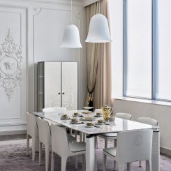Versace Home обеденный стол V-Marble, стул Medusa Trono от Antonovich Home
